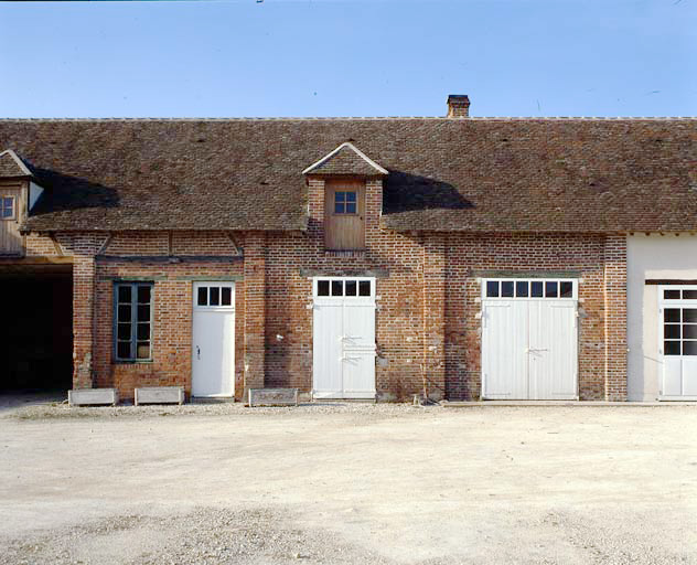 Façade du bâtiment comprenant l'écurie.