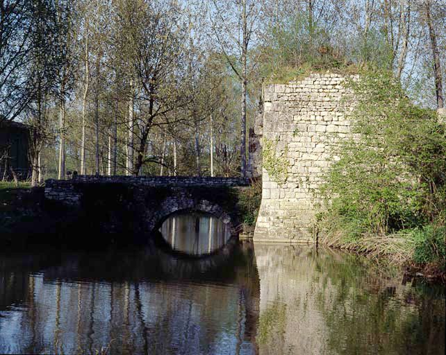 L'entrée au nord-ouest.