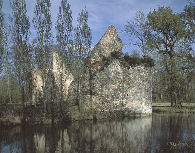 Tour sud est de l'enceinte et bâtiment qui lui est adossé.