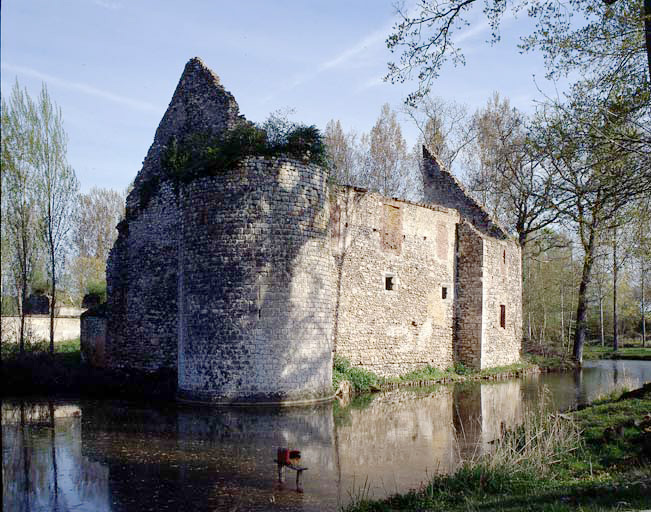 Tour sud est de l'enceinte et bâtiment qui lui est adossé.