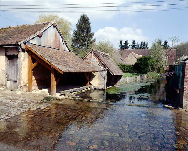 Le gué sur un bras de l'Aveyron.