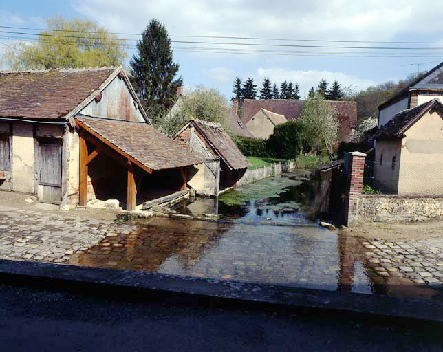 Le gué sur un bras de l'Aveyron.