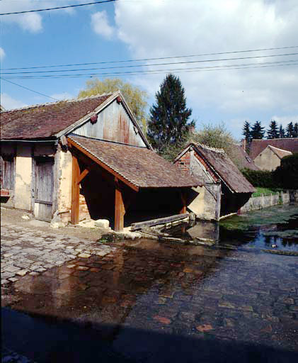 Le gué sur un bras de l'Aveyron.
