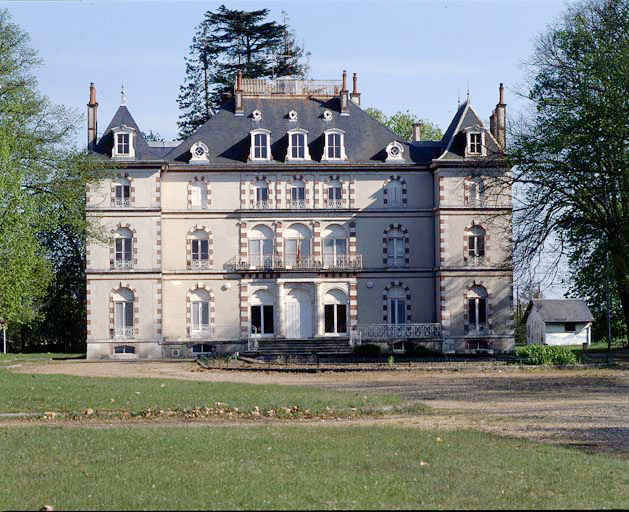 Vue générale de la façade principale du logis, du nord-ouest.