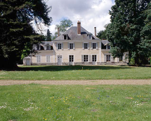 Le 'vieux' château, façade principale.