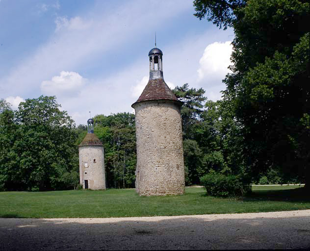 Deux tours provenant de l'enceinte construite en 1629.