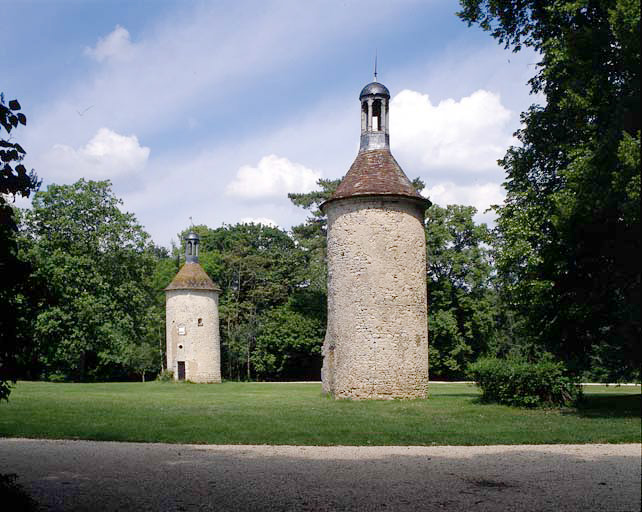 Deux tours provenant de l'enceinte construite en 1629.