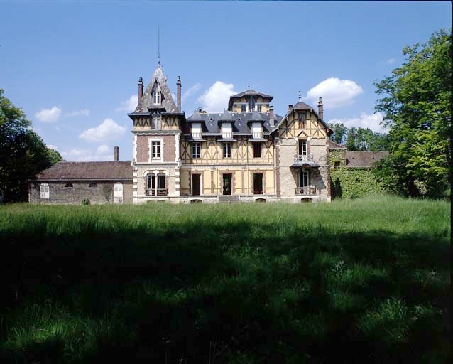 Vue d'ensemble du château du côté du parc, du sud-est.