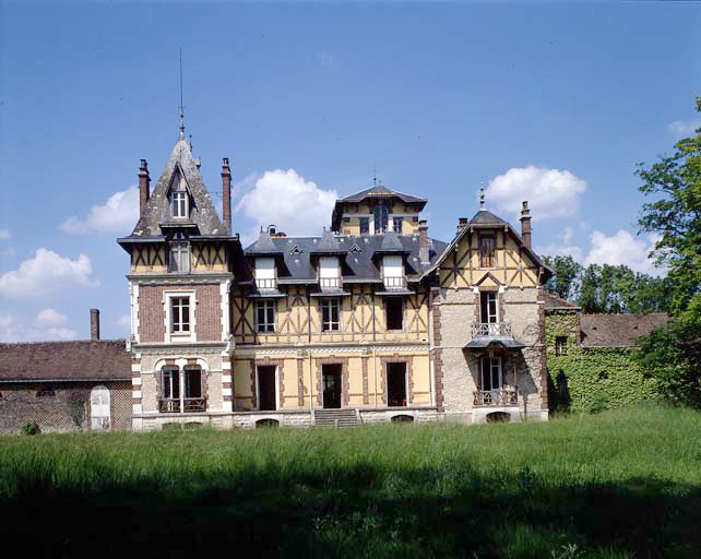 Vue générale de la façade postérieure du corps de logis, du côté du parc, du sud-est.