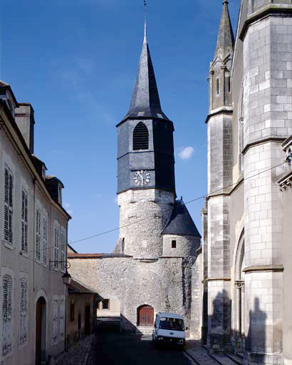 Courtine nord et tour supportant le clocher de l'église.