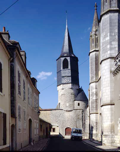 Courtine nord et tour supportant le clocher de l'église.