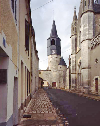 Courtine nord et tour supportant le clocher de l'église.