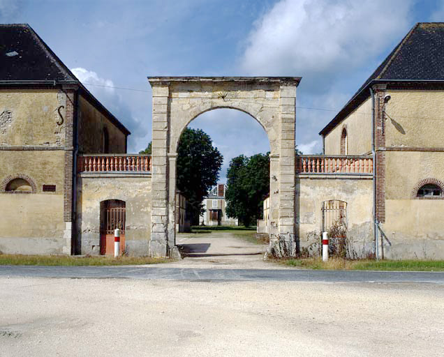 Portail de la ferme de Bellecour.