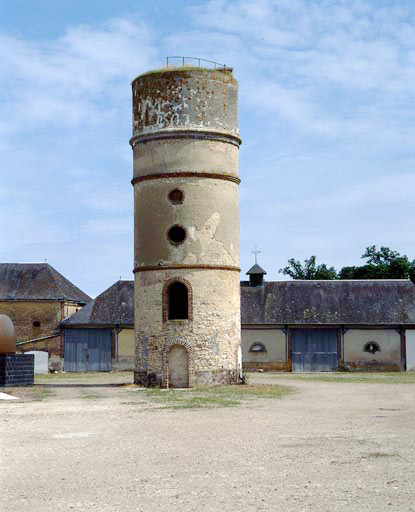 Château d'eau de la ferme de Bellecour.