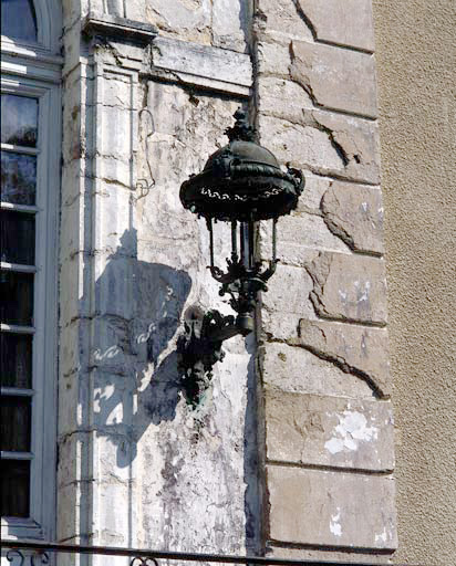 Lampadère mural de l'avant corps central.