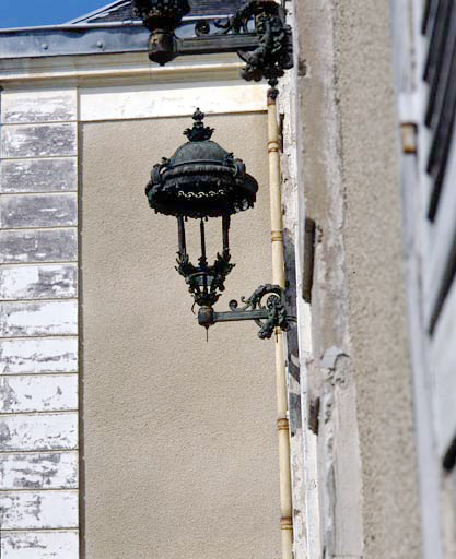 Lampadère mural de l'avant corps central.