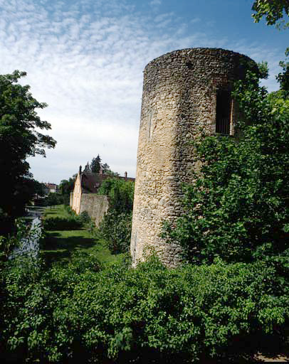 Courtine est et tour dite de Becquerel, depuis la terrasse du château.