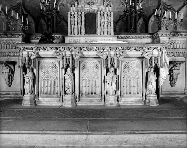 Statuettes devant l'autel et le tabernacle.