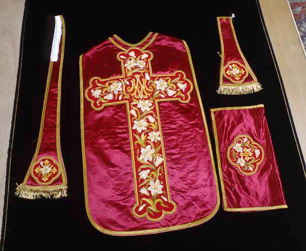 Chasuble, étole, manipule, voile de calice (ornement rouge n° 3)