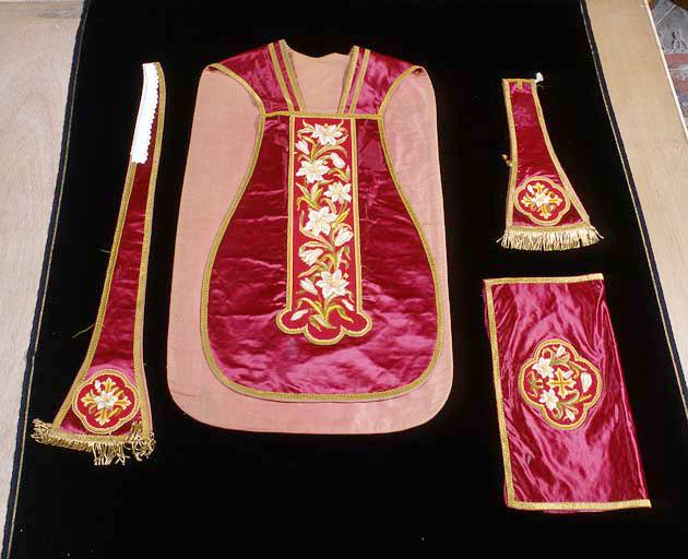 Ensemble des éléments avec chasuble vue de devant, représentation végétale.