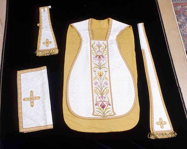 Chasuble, étole, manipule, voile de calice (ornement blanc n° 1)