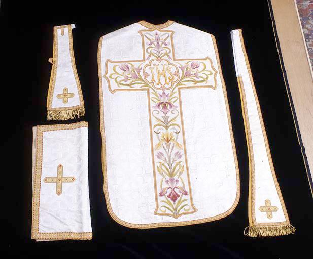 Ensemble avec chasuble vue de dos : croix et symbole christique (I.H.S.).