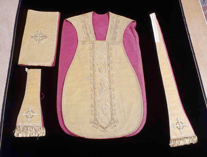 Chasuble, étole, manipule, voile de calice (ornement doré)