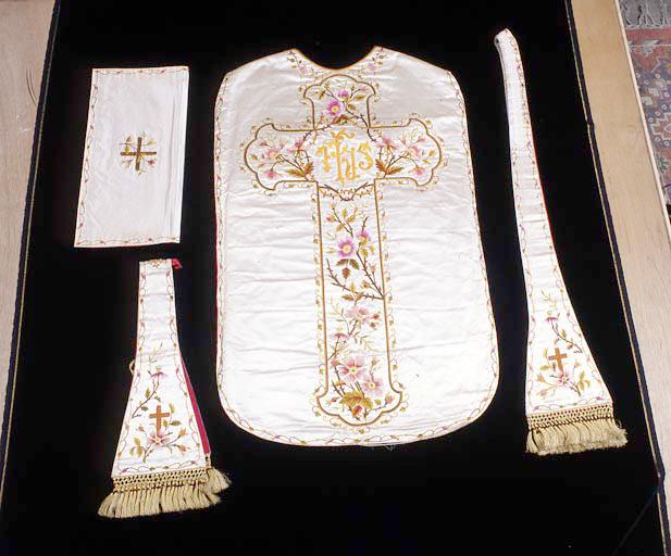 Ensemble avec chasuble vue de dos : croix à motifs végétaux et symbole christique au centre (I.H.S.).