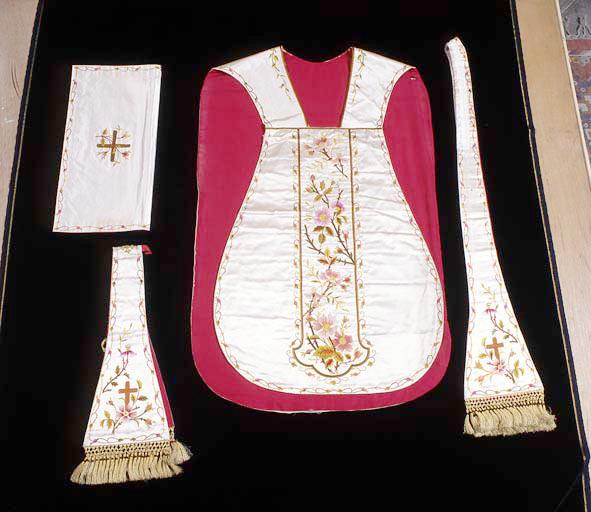 Chasuble, étole, manipule, voile de calice (ornement blanc n° 2)