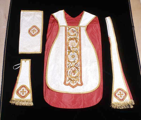 Chasuble, étole, manipule, voile de calice (ornement blanc n° 3)