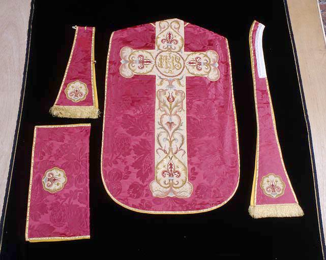 Chasuble, étole, manipule, voile de calice (ornement rouge n° 2)