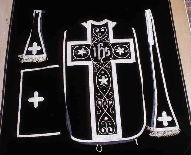 Chasuble, étole, manipule, voile de calice (ornement noir)