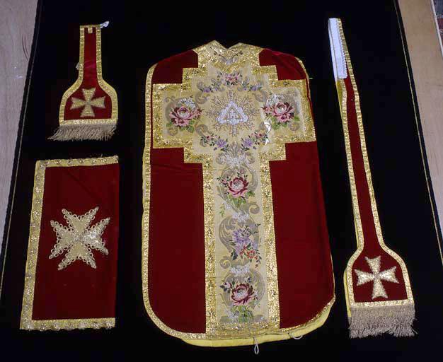 Ensemble avec chasuble vue de dos : croix avec symbole christique (I.H.S.) rayons et nuée, ornementation végétale et rinceaux.