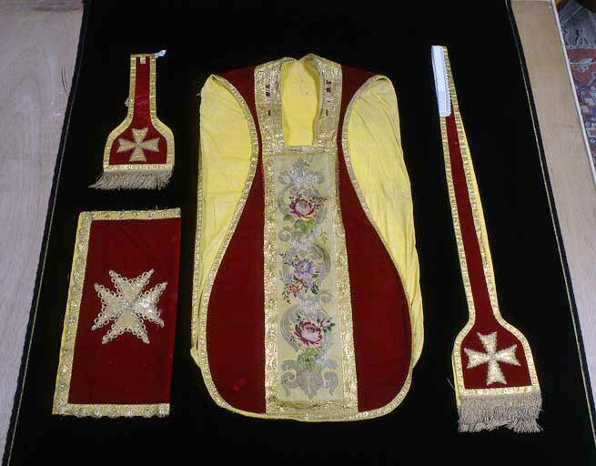 Ensemble avec chasuble vue de devant : bande à décor végétal et rinceaux.