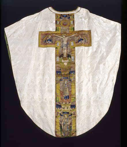 Chasuble vue de dos, vue rapprochée de la croix : crucifixion, anges latéraux, deux femmes placées sous des arcades l'une sous l'autre.