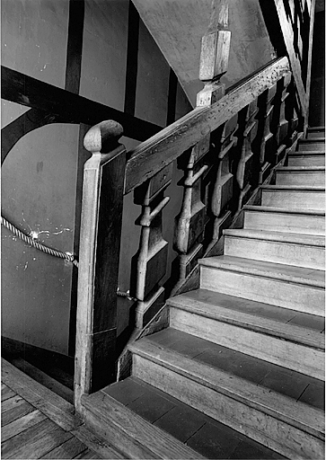 Escalier à balustres.