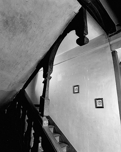Escalier à balustres.