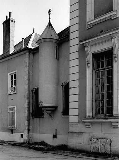 Façade latérale est du logis XVIIIe, de la chapelle de 1880 et du bâtiment accolé en 1911.