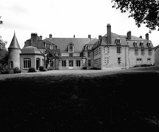 Façade sud ; à gauche le jardin d'hiver et au centre la salle à manger construits par le maréchal de Mac Mahon vers 1880.