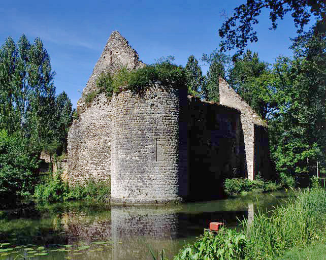 Vue générale de l'angle sud-est de l'enceinte et du corps de bâtiment qui lui est adossé.