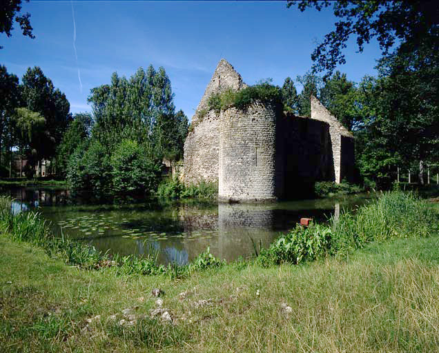 Vue générale de l'angle sud-est de l'enceinte et du corps de bâtiment qui lui est adossé.