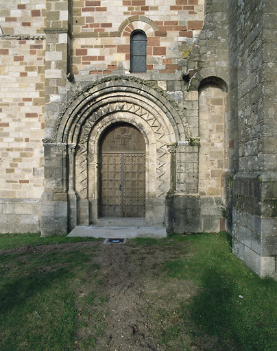 Porte latérale sud, porte, décor en zigzag.