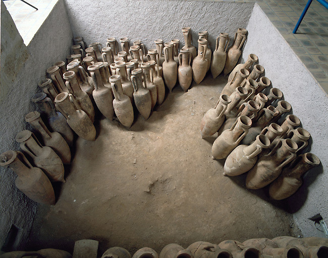 Bâtiment B, rez-de-chaussée, présentation des amphores découvertes sur le site de Châteaumeillant.