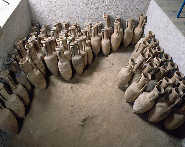 Bâtiment B, rez-de-chaussée, présentation des amphores découvertes sur le site de Châteaumeillant.