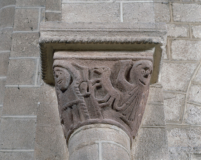 Vue de la nef, chapiteau, vue de face.