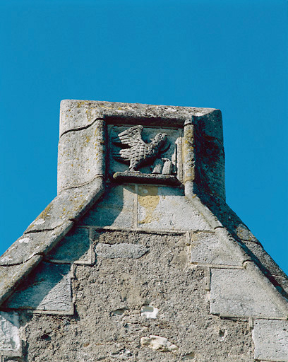 Façade sud, chapelle, pignon. Bas relief représentant un aigle, symbole de l'évangéliste saint Jean.