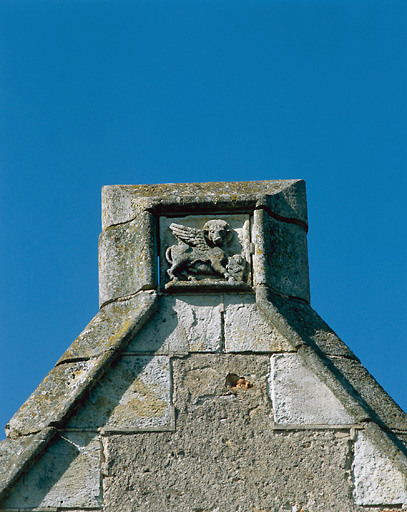 Façade sud, chapelle, pignon. Bas relief représentant un boeuf ailé, symbole de l'évangéliste Luc.