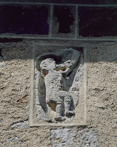 Chapelle primitive, façade sud. Relief en méplat, en remploi ? : personnage jouant d'un instrument ?