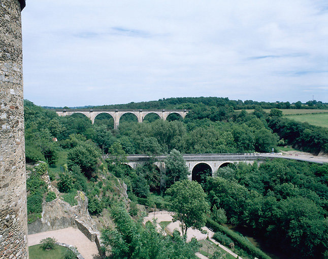 Vue prise du château de culan. Au 1er plan viaduc de la D 943 (route de Montluçon).