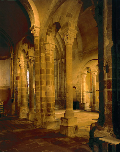 Vue des arcades séparant le choeur de la 1ère absidiole nord.